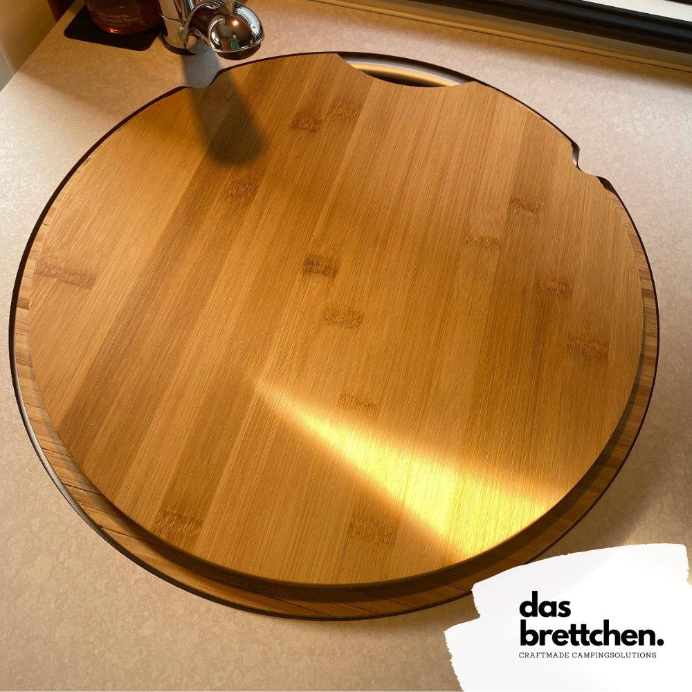 Rundes Schneidebrett aus Holz von das-brettchen.de, ideal für Hymer Eriba, perfekt passend über Spülbecken platziert, robustes Design für vielseitige Einsatzmöglichkeiten