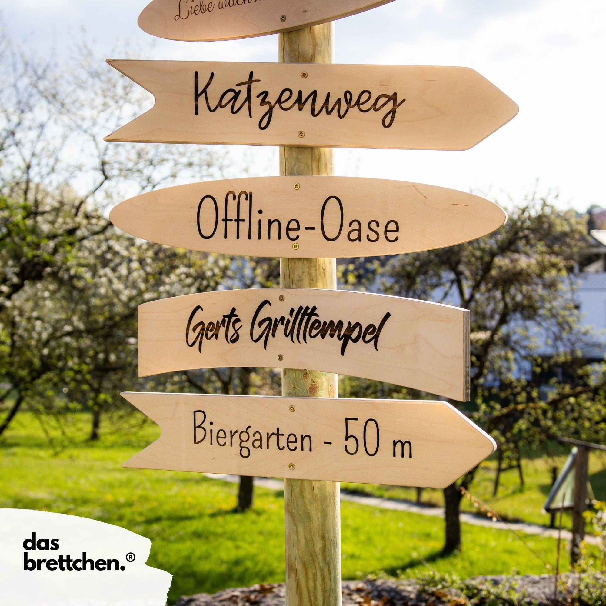 Rustikaler Wegweiser aus Birke – Gartenschild, Holzschild für Haus, Garten & Hochzeit – handgemachte Deko aus Birkenholz - Bild 1