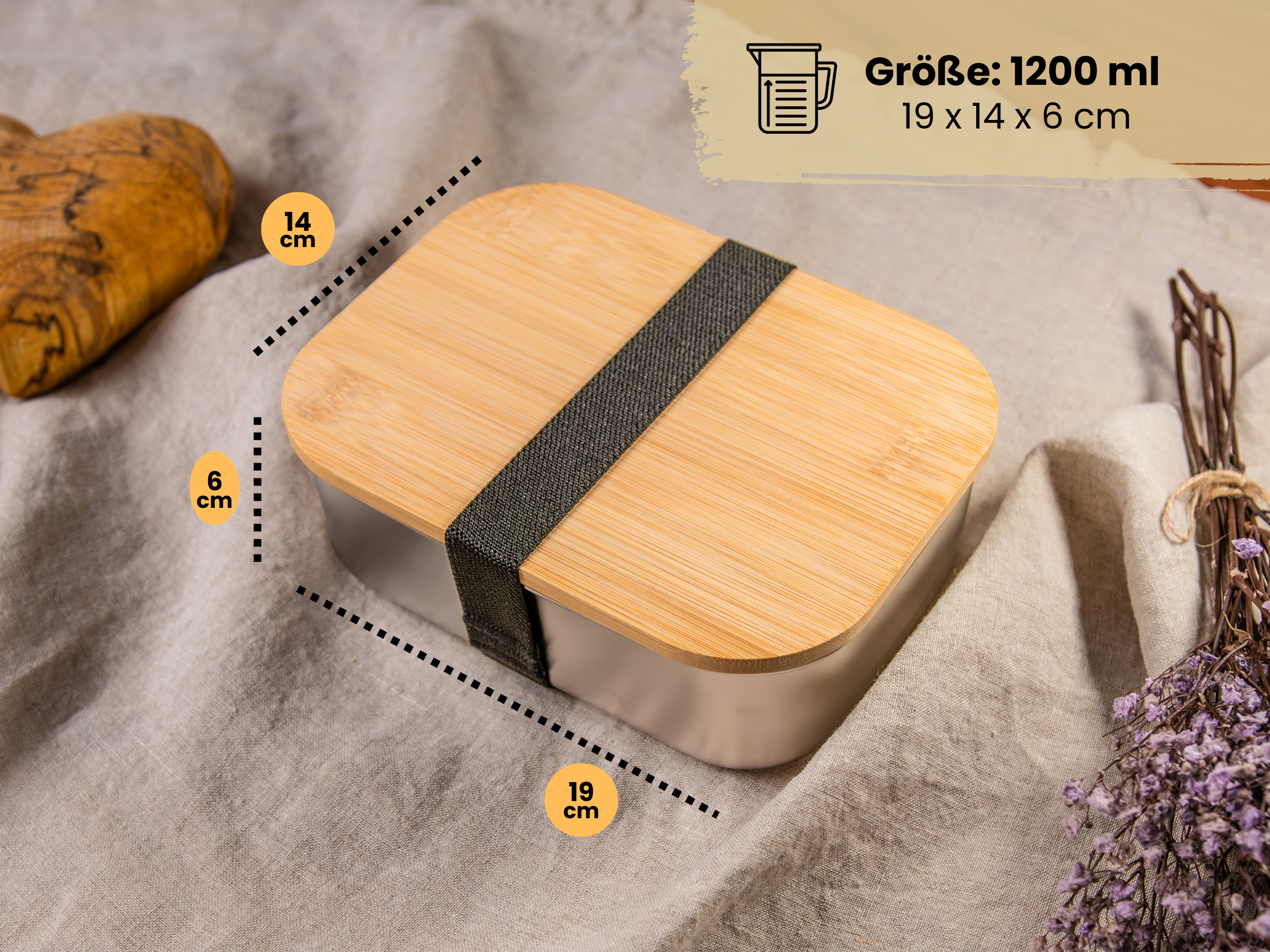 Edelstahl-Lunchbox mit Bambusdeckel und Gummibandverschluss, Fassungsvermögen 1200 ml, Maße 19 x 14 x 6 cm, dekorativ platziert auf Leinentuch mit Holzherz und Lavendelzweigen