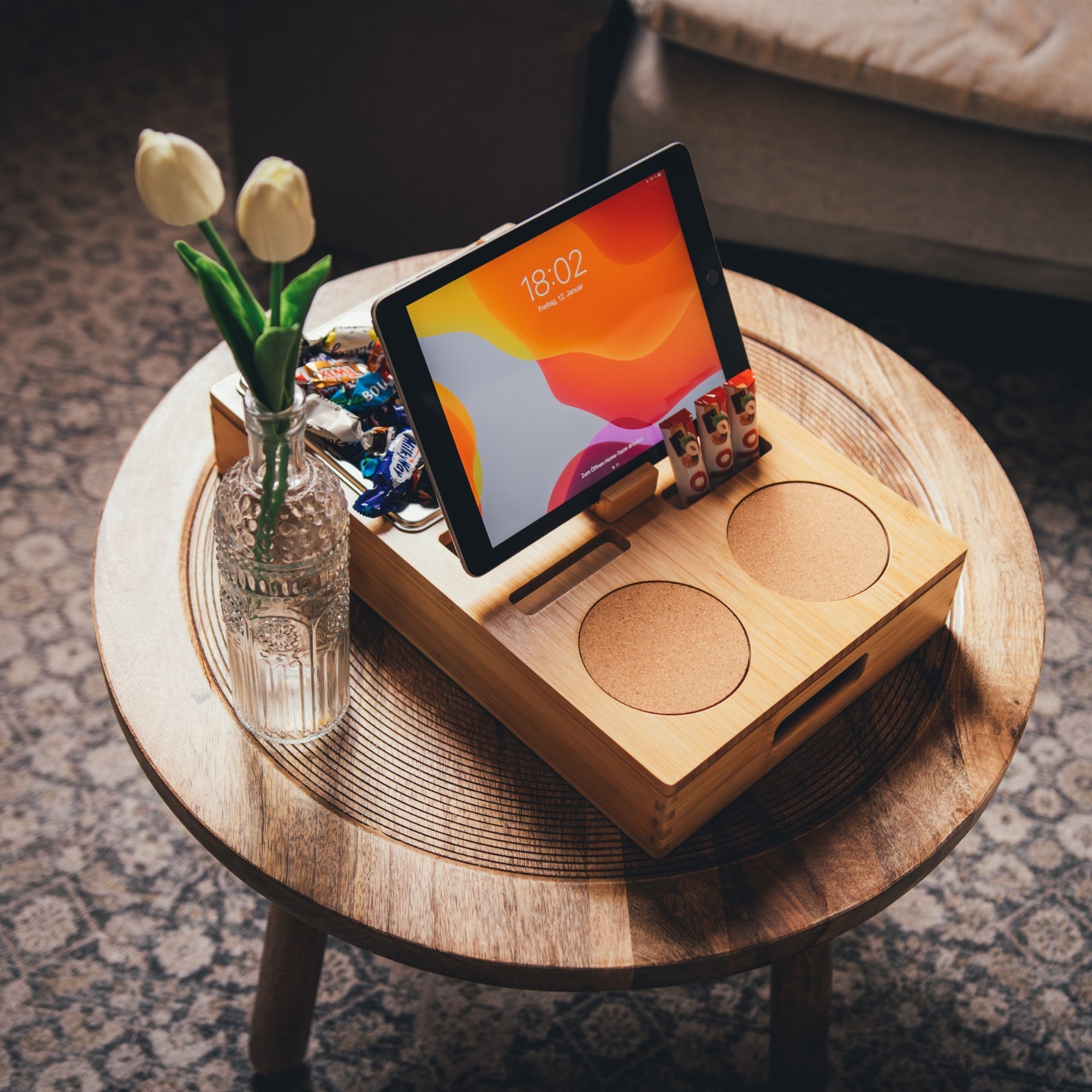 Personalisierbare Couchbar aus Holz mit integrierten Snackfächern, zwei Getränkehaltern und einem Tablethalter, ideal für gemütliche Abende im Wohnzimmer, von das-brettchen.de