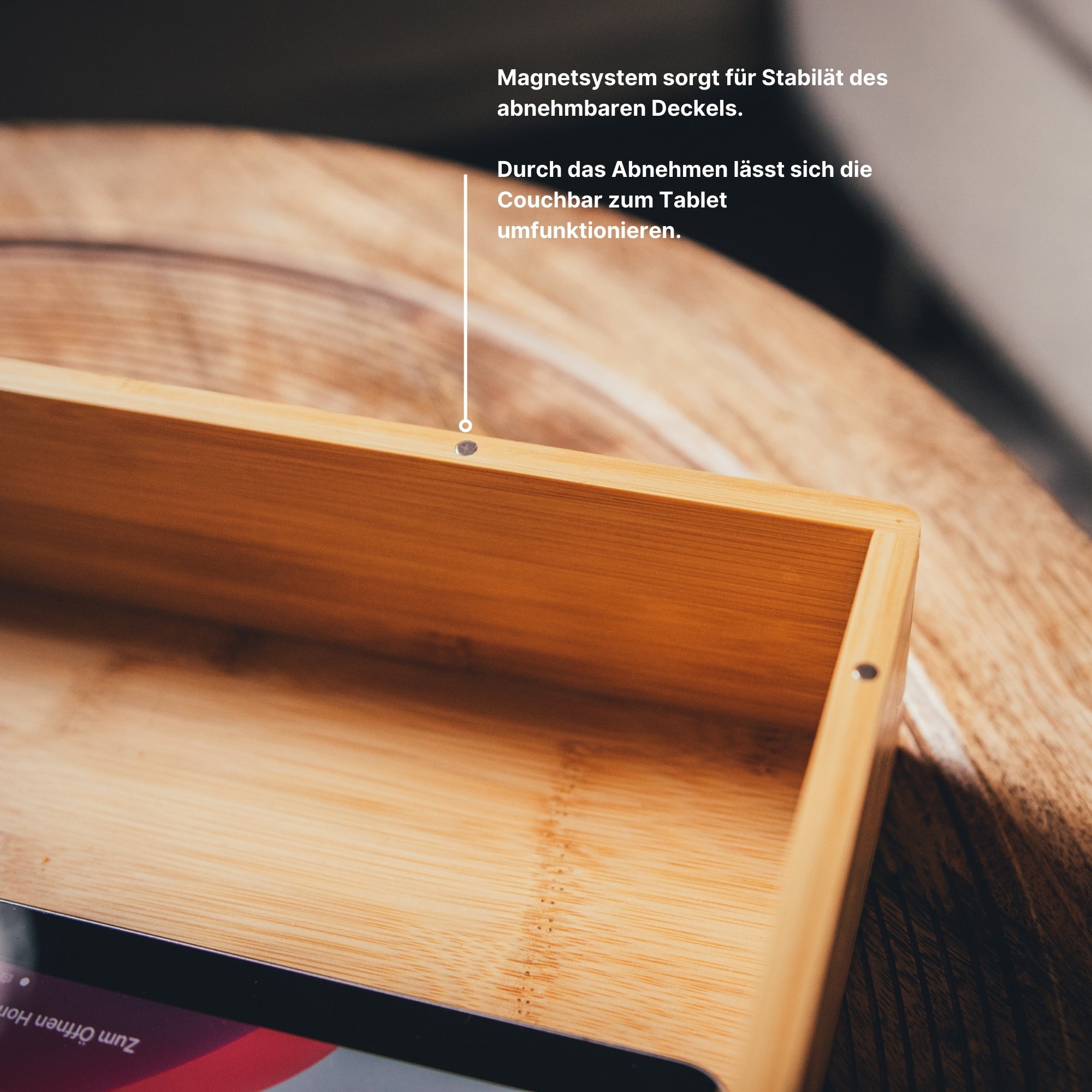 Detailansicht der personalisierbaren Couchbar aus Holz mit integriertem Magnetsystem für stabilen, abnehmbaren Deckel, der sich zum Tablett umfunktionieren lässt