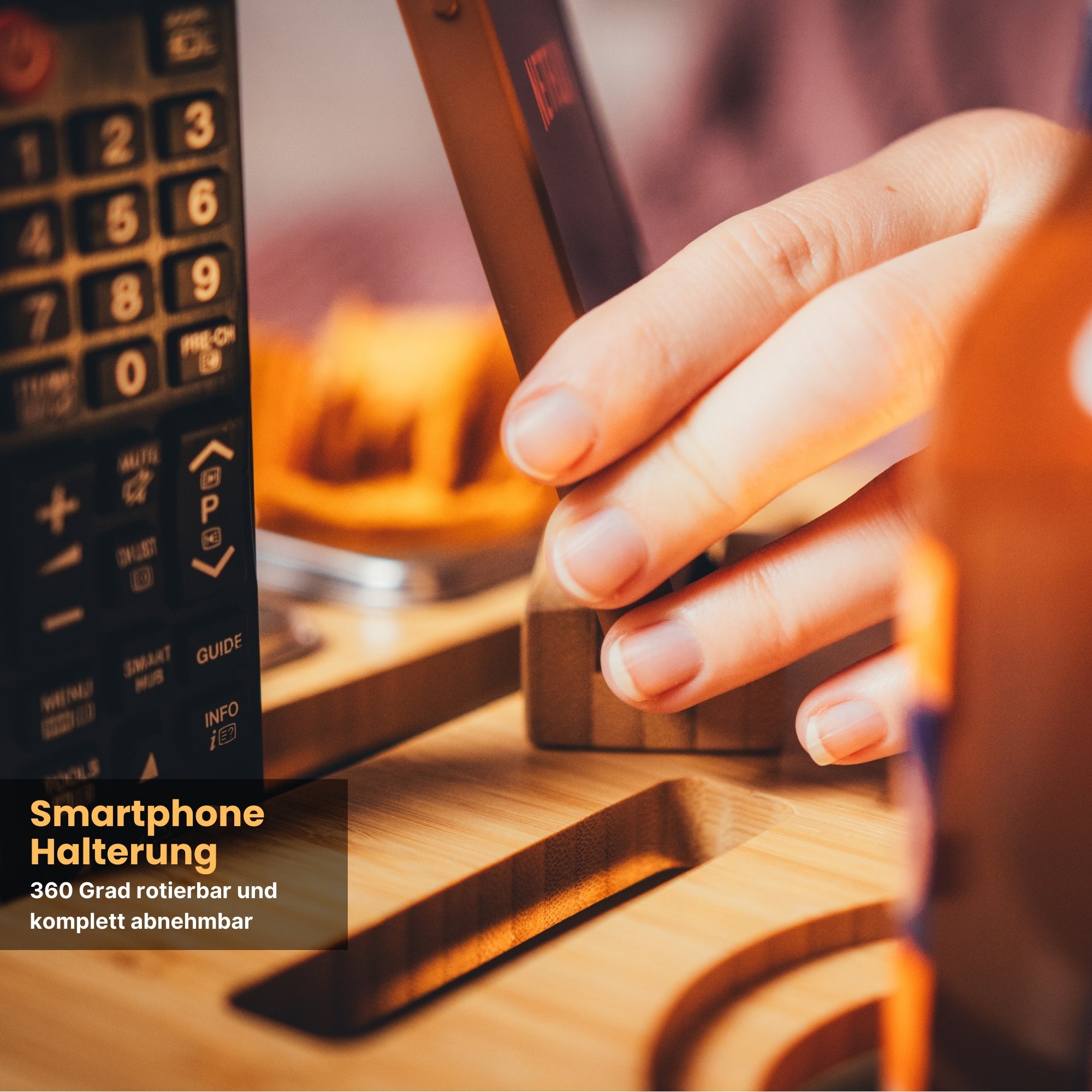 Personalisierbare Couchbar aus Holz mit 360 Grad drehbarer Smartphone-Halterung, abnehmbar und flexibel einsetzbar, inklusive Snackfächern und Getränkehaltern, ideal für gemütliche Abende auf der Couch, von das-brettchen.de