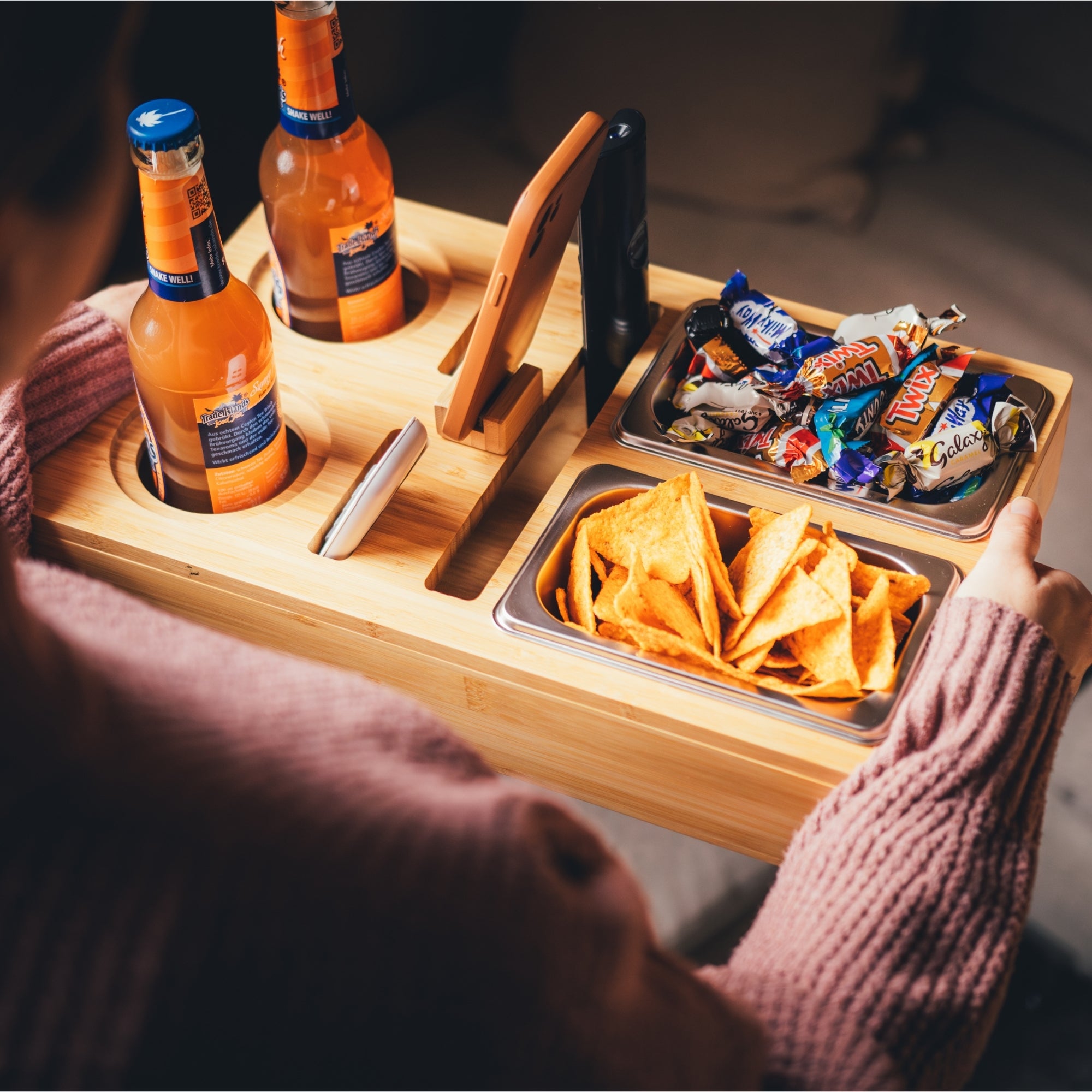Personalisierbare Couchbar aus Holz mit integrierten Getränkehaltern, Snackfächern und Smartphone-Halterung, ideal für gemütliche Fernsehabende auf der Couch, von das-brettchen.de
