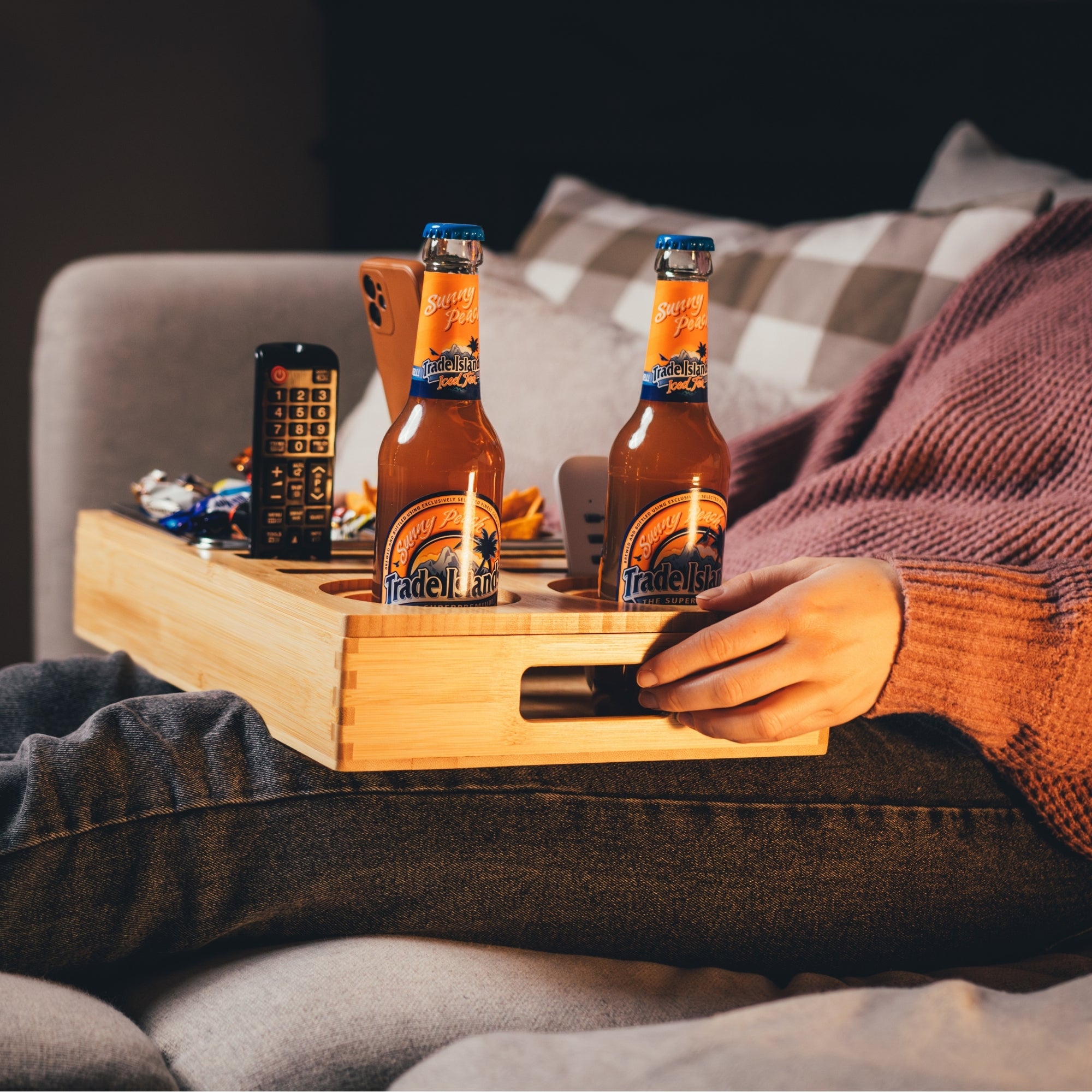 Personalisierbare Couchbar aus Holz mit integrierten Getränkehaltern, Snackfächern und Halterungen für Fernbedienung und Smartphone, ideal für gemütliche Abende auf der Couch, von das-brettchen.de