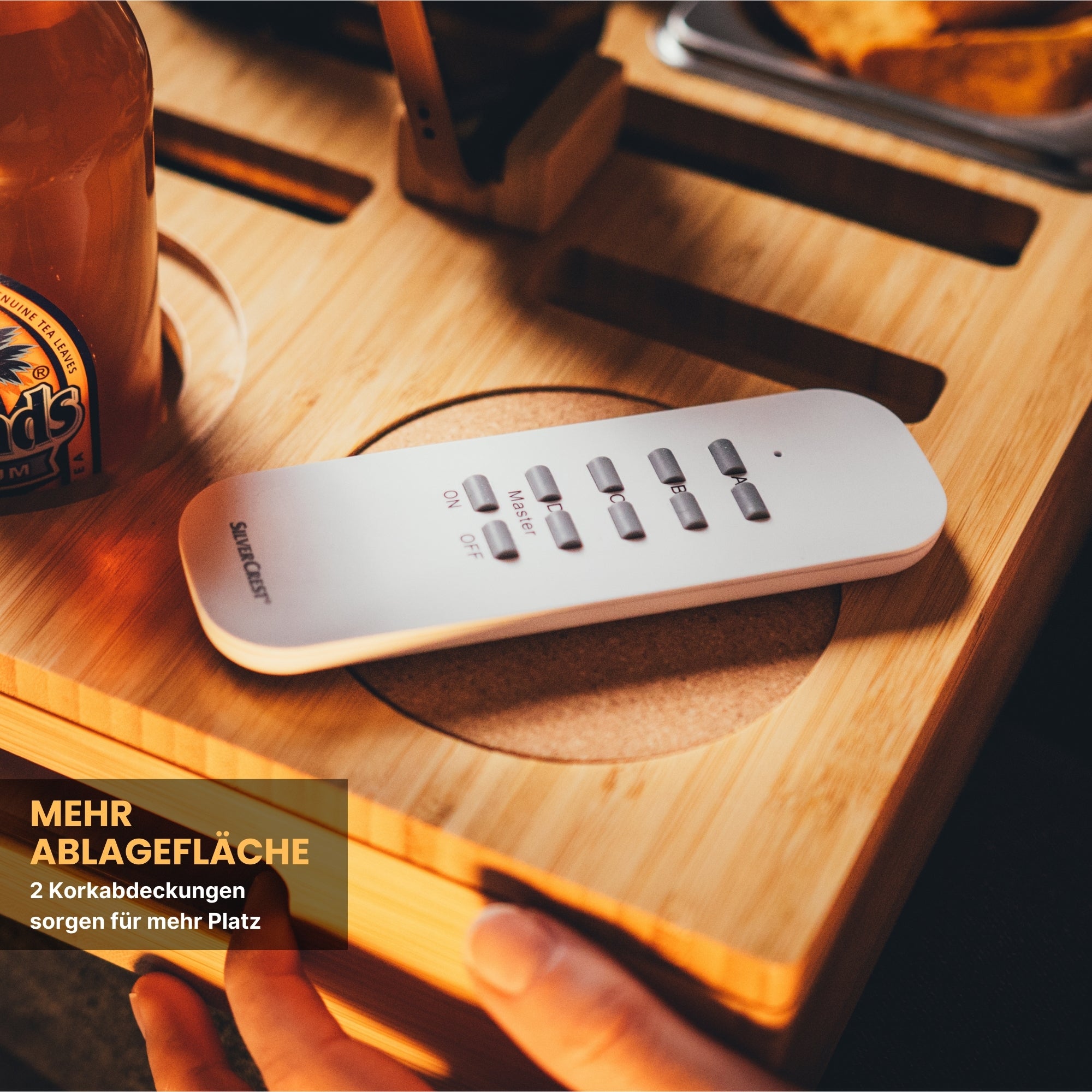 Personalisierbare Couchbar aus Holz mit zwei Korkabdeckungen für zusätzliche Ablagefläche, ideal für Getränke, Fernbedienungen und Snacks, perfekt für gemütliche Abende im Wohnzimmer, von das-brettchen.de