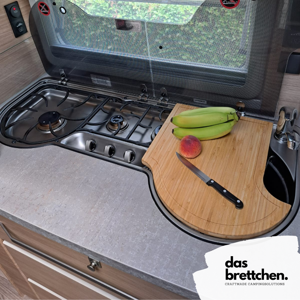 Passgenaue Spülabdeckung aus Bambus für Fendt Wohnwagen, ideal als zusätzliche Arbeitsfläche oder Schneidebrett. Perfekt für Campingküchen, handgefertigt von das-brettchen.de