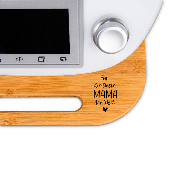 Personalisierbares Gleitbrett aus Bambus für den Thermomix TM31, TM5 und TM6 mit Gravur 'Für die beste Mama der Welt'. Praktischer Griffschlitz für einfaches Verschieben, handgefertigt bei das-brettchen.de